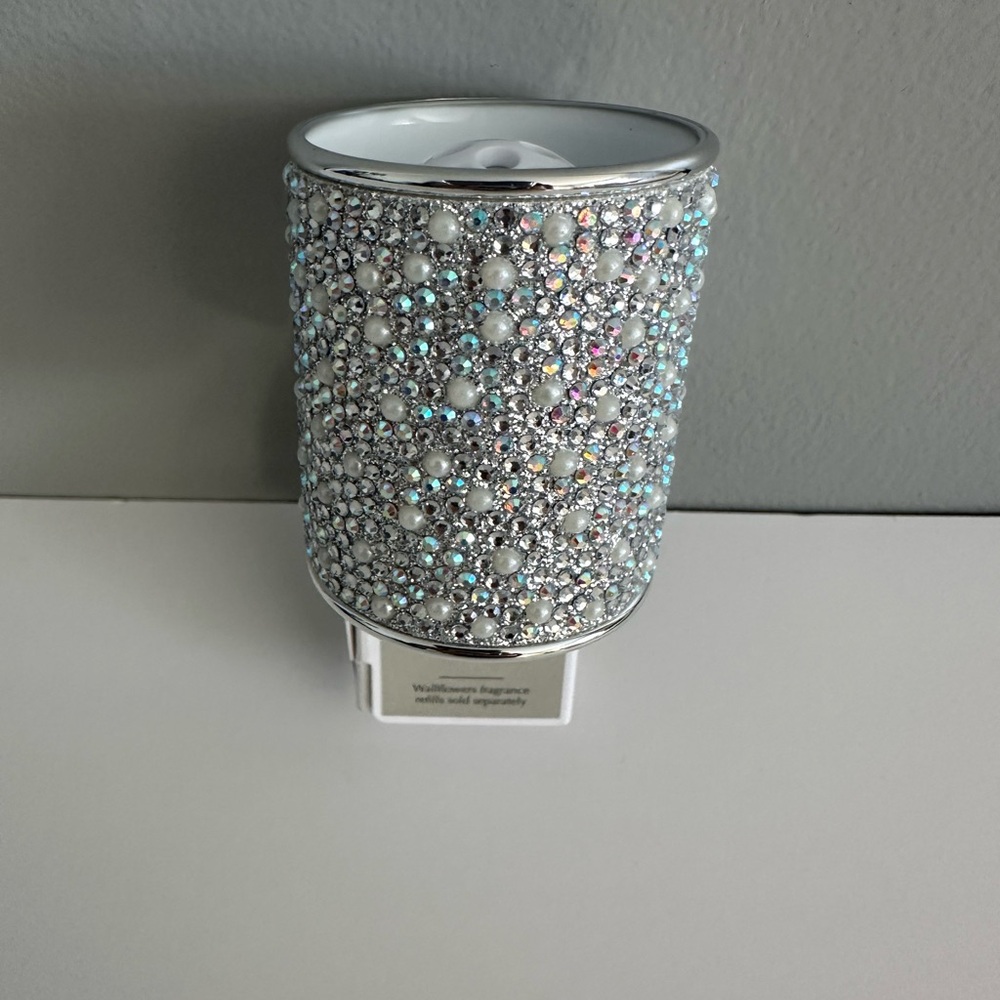 Bath & Body Works Sparkling Silver Wallflower Plug - Picture 4 of 4